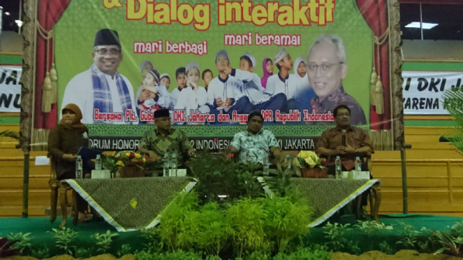 Plt Gubernur DKI Sumarsono (dua dari kiri) bersama Anggota DPR Arif Wibowo