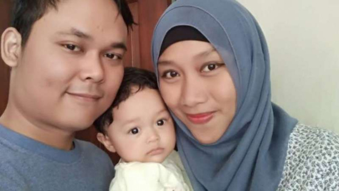 Miftah Abdillah R (27) dan Rustiana Imala P (27), bersama Alfa Naufal Nareswara 