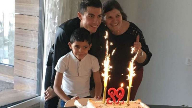 Cristiano Ronaldo saat merayakan HUT ke-32 bersama ibu dan putranya.