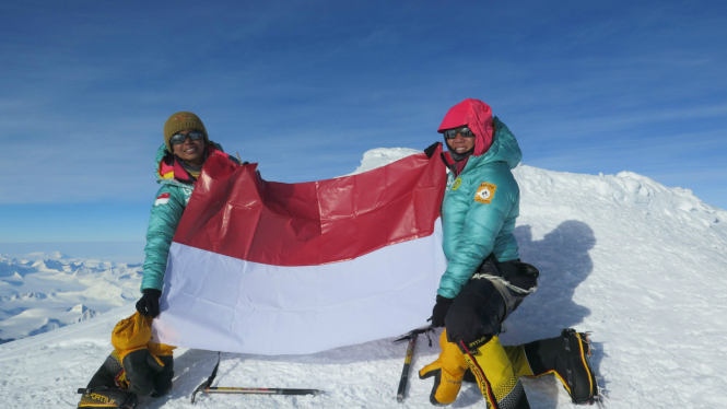 Fransiska Dimitri Inkiriwang dan Mathilda Dwi Lestari Pendaki 7 Summits
