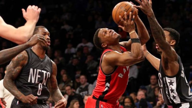 Pebasket Toronto Raptors, Kyle Lowry (tengah)