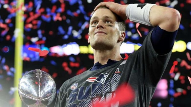 Quarterback New England Patriots, Tom Brady bersama trofi juara NFL.