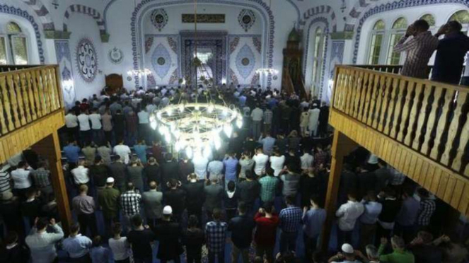 Warga Muslim Jerman salat di Masjid Merkez Buyuk Cami, Dortmund.