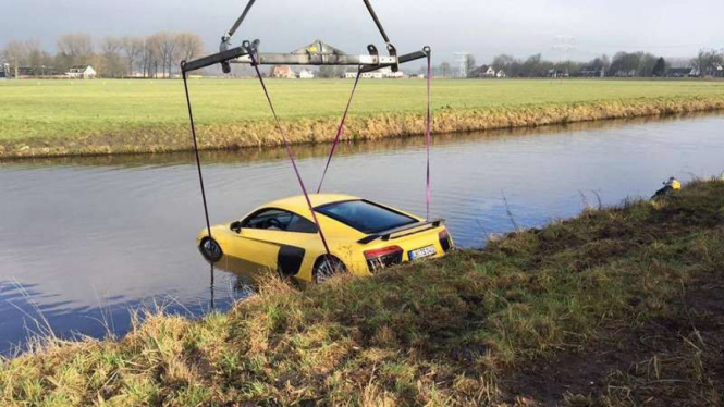 Audi R8 V10 Plus yang tercebur ke sungai di Belanda.