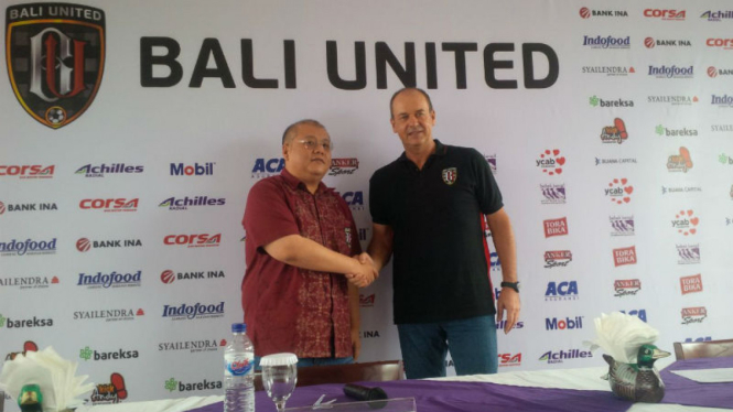 Pelatih Bali United, Hans-Peter Schaller (kanan)