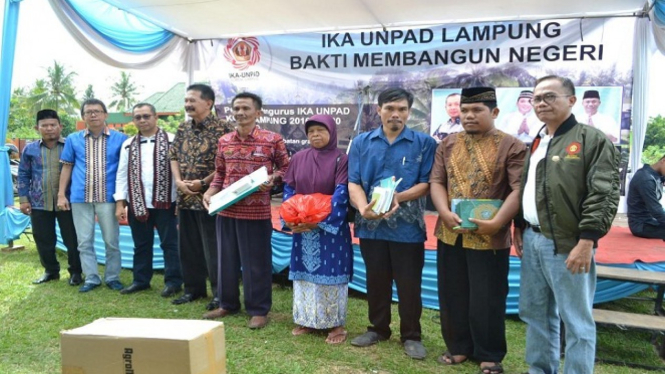 Kegiatan bakti sosial oleh IKA Unpad Lampung.