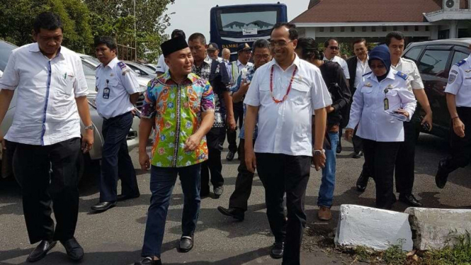 Menteri Perhubungan Budi Karya saat mengunjungi Bandara Syamsuddin Noor.
