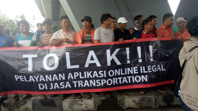 Unjuk rasa sopir angkutan umum di Sulawesi Selatan menolak kehadiran layanan penumpang berbasis online, Senin (6/2/2017)