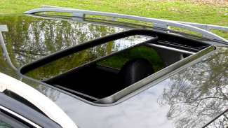 Bingung Bedakan Sunroof dan Moonroof pada Mobil? Baca Ini