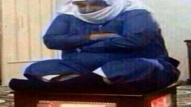 Warga Saudi duduk diatas pemanas elektrik.