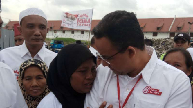 Calon Gubernur DKI, Anies Baswedan, saat bertemu warga korban penggusuran, Kampung Akuarium, Pasar Ikan, Jakarta.
