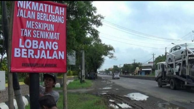 Meme kocak jalan berlubang di Demak, Jawa Tengah.