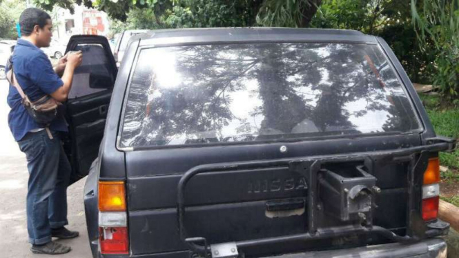 Mobil yang ditinggal pengunjuk rasa di sekitar rumah SBY