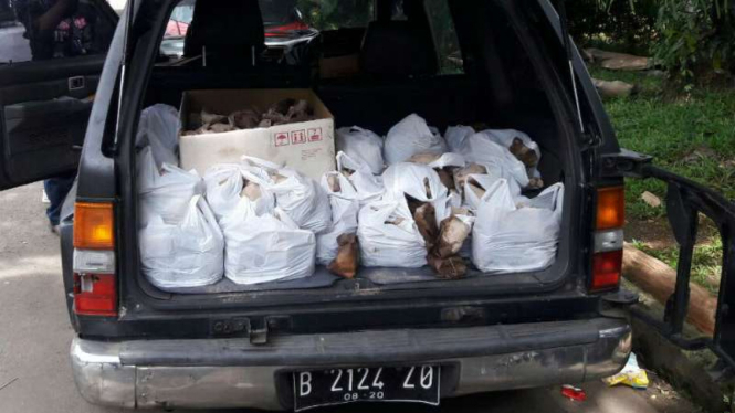 Mobil berisi nasi bungkus yang ditinggal pengunjuk rasa di sekitar rumah SBY.