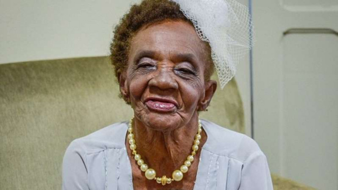 Valda, bertunangan di usianya yang mencapai 106 tahun.