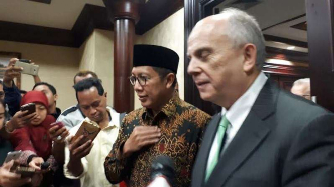 Dubes AS untuk RI, Joseph R. Donovan Jr., dan Menteri Agama Lukman Hakim Syaifuddin (kanan).