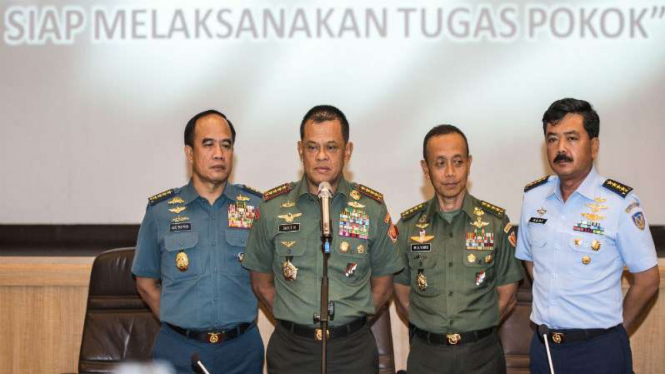 Panglima TNI Jenderal Gatot Nurmantyo (dua dari kiri).