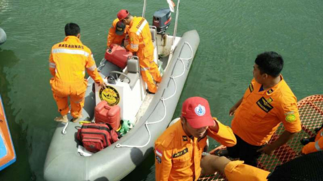 Tim SAR menyisir perairan Tanjung Emas Semarang untuk mencari prajurit Kopassus yang hilang saat latihan terjun payung pada Selasa, 7 Februari 2017.