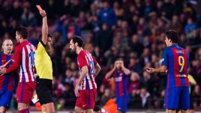 Pemain Barcelona, Luis Suarez, saat kena kartu merah