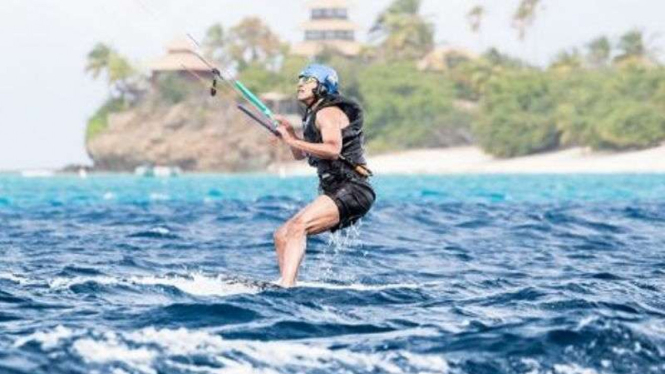 Obama saat bermain kitesurf.