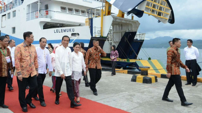 Presiden Joko Widodo mengunjungi kapal ferry Lelumuku di Ambon.