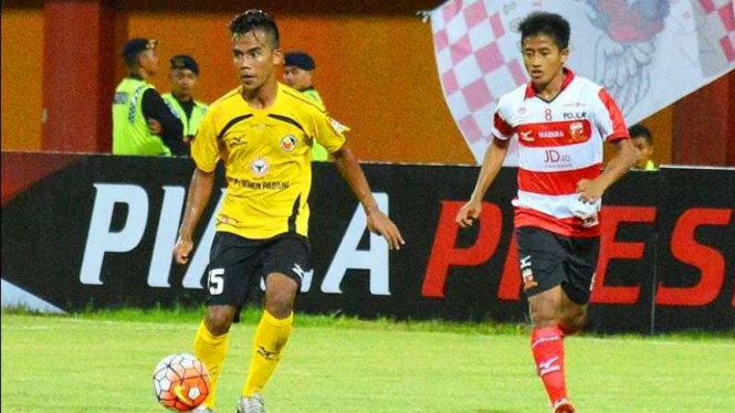 Pemain Semen Padang FC, Kevin Ivander (kiri) di Piala Presiden 2017