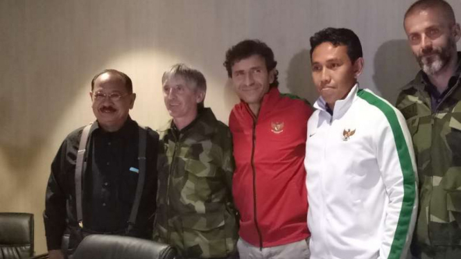 Bima Sakti (jaket putih) bersama pelatih timnas Indonesia, Luis Milla