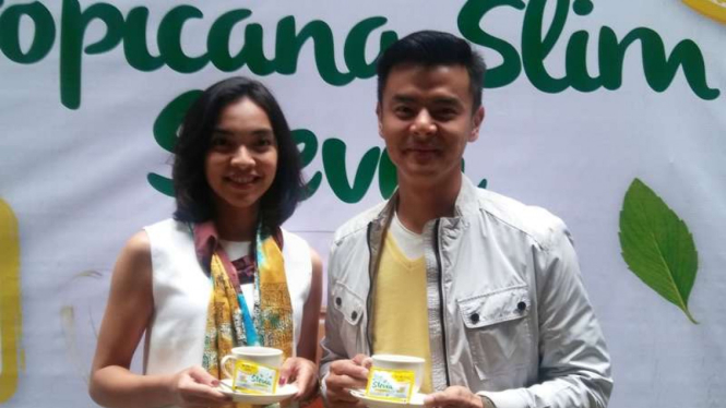 Dion Wiyoko dan Tika Bravani