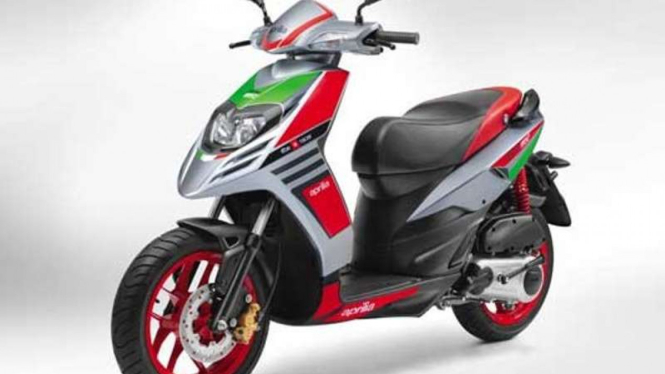 Skuter matik Aprilia SR150 Race Edition.