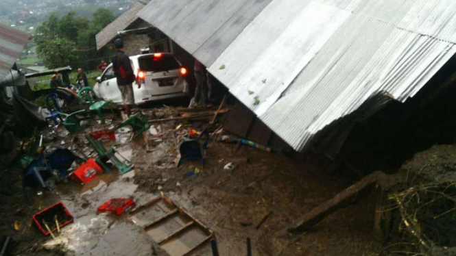 Bencana tanah longsor terjadi di Desa Songan, Kecamatan kintamani, Kabupaten Bangli, Bali, pada pukul 23.00 WITA, Kamis, 9 Februari 2017.