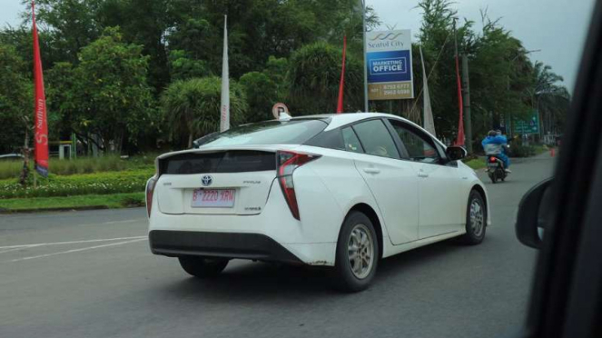 Toyota Prius tertangkap kamera sedang diuji di Sentul, Jawa Barat.