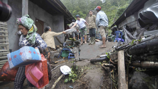 Warga di Kintamani Kabuaten Bangli menyelamatkan barang yang tersisa pasca longsor menerjang wilayah itu.