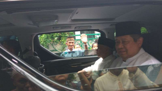 Presiden RI ke-6 Susilo Bambang Yudhoyono (kanan) usai salat Jumat di Masjid Jami Al-Riyadh, Kwitang Senen, Jakarta Pusat, Jumat, 10 Februari 2017.