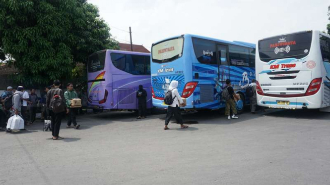 Bus pengangkut peserta aksi 112 asal Solo Surakarta saat akan berangkat menuju Masjid Istiqlal Jakarta, Jumat (10/2/2017)
