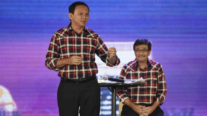 Gubernur DKI Jakarta Basuki Tjahaja Purnama (kiri), disaksikan Wakil Gubernur Djarot Saiful Hidayat.