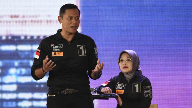 Calon Gubernur DKI Jakarta Agus Harimurti Yudhoyono (kiri) disaksikan Calon Wakil Gubernur Slyviana Murni .