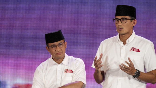 Pasangan Calon Gubernur dan Wakil Gubernur DKI Jakarta Anies Baswedan (kiri) - Sandiaga Uno (kanan) saat mengikuti debat ketiga Pilkada DKI Jakarta di Jakarta, Jumat, 10 Februari 2017.