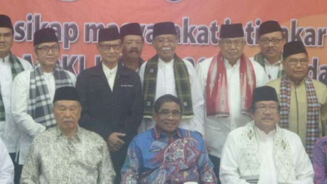 Pelaksana Tugas Gubernur DKI Jakarta, Sumarsono (tengah).