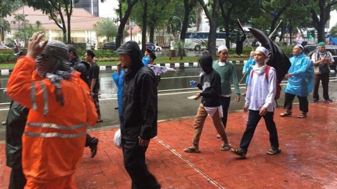 Peserta aksi 112 berjalan kaki menuju Masjid Istiqlal.