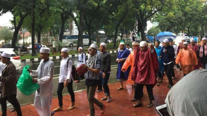 Massa peserta aksi 112 berjalan kaki menuju Masjid Istiqlal.