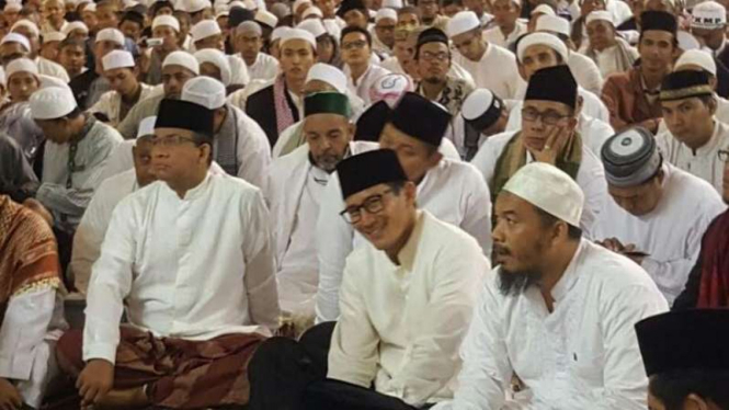 Anies Baswedan dan Sandiaga Uno di Masjid Istiqlal Jakarta.