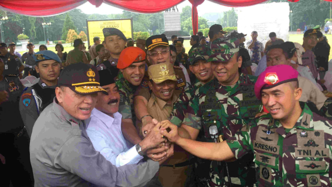 Pelaksana Tugas Gubernur DKI Jakarta, Sumarsono (tengah), bersama pimpinan Polri dan TNI.