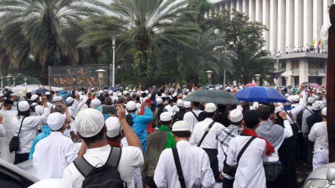 Suasana massa di luar masjid Istiqlal pada aksi 112 beberapa waktu lalu.