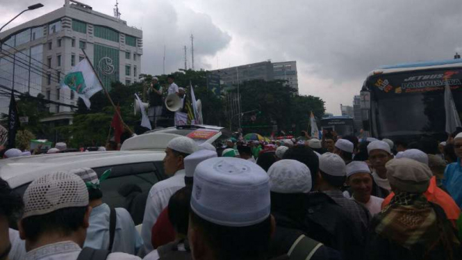 Massa aksi 112 berunjuk rasa di depan kantor Badan Reserse Kriminal Polri, Jakarta Pusat, pada Sabtu, 11 Februari 2017.