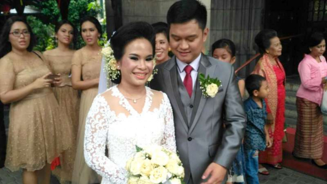 Pengantin yang melangsungkan pernikahan di Gereja Katedral saat Aksi 112.