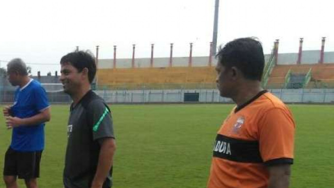 Pelatih Fisik Madura United, Joaqium Filho memakai kaos hijau