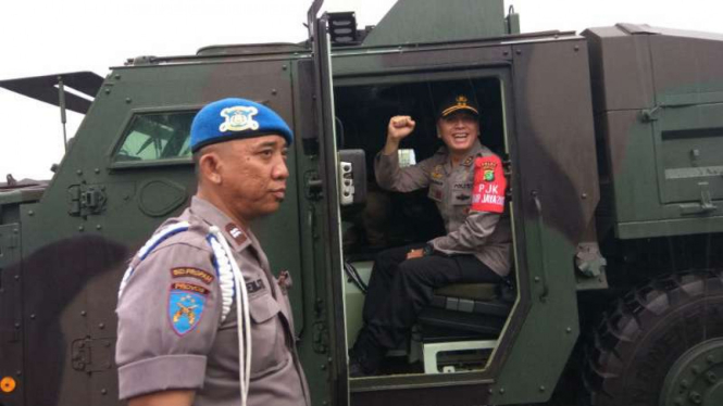 Kepala Polda Metro Jaya, Inspektur Jenderal Polisi Mohammad Iriawan, mengendarai panser usai apel pasukan untuk persiapan pengamanan Pilkada DKI Jakarta di Lapangan Monas, Jakarta, pada Sabtu, 11 Februari 2017.