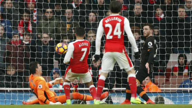 Alexis Sanchez menjebol gawang Hull City dengan tangannya