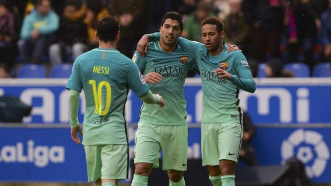 Trio MSN milik Barcelona rayakan gol ke gawang Alaves