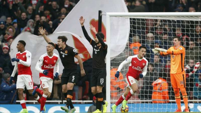Pemain Hull City protes gol kontroversial Arsenal